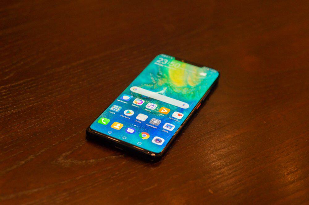 Huawei Mate 20 Pro op tafel