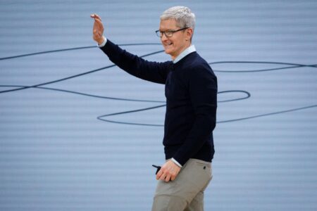 Tim Cook stapt op als Apple-CEO, John Ternus volgt op